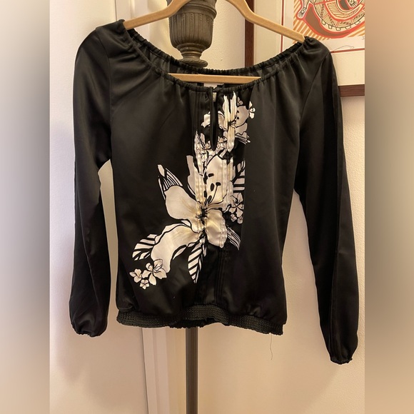 White House Black Market silky blouse size XS- can fit an S - Picture 1 of 2